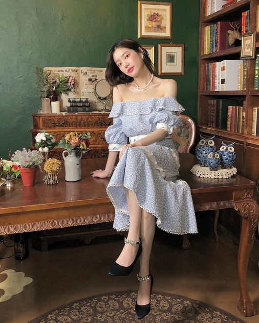 Actor Lee Yu-bi flaunted her Barbie dolls seemingly Dead Again look of Beautiful looksLee Yu-bi posted a picture and a picture of Beauty on his instagram on the 15th.The photo shows Lee Yu-bi, who is taking a picture for a while while shooting Beauty.Wearing a light blue off-shoulder dress, Lee Yu-bi is poking out a lovely vibe.Lee Yu-bis Beautiful looks are as beautiful as a Barbie doll Dead Again, with white skin and a sloppy figure that catches the eye.Meanwhile, Lee Yu-bi is currently appearing on KBS Joy Beauty2.