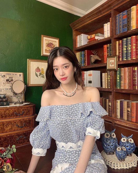 Actor Lee Yu-bi flaunted her Barbie dolls seemingly Dead Again look of Beautiful looksLee Yu-bi posted a picture and a picture of Beauty on his instagram on the 15th.The photo shows Lee Yu-bi, who is taking a picture for a while while shooting Beauty.Wearing a light blue off-shoulder dress, Lee Yu-bi is poking out a lovely vibe.Lee Yu-bis Beautiful looks are as beautiful as a Barbie doll Dead Again, with white skin and a sloppy figure that catches the eye.Meanwhile, Lee Yu-bi is currently appearing on KBS Joy Beauty2.