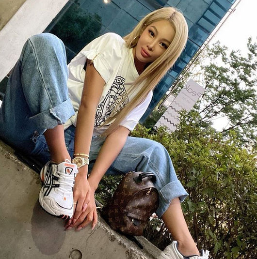 Singer Jessie flaunts beautiful beautiful lookJessie left a picture on her SNS on the 15th with an article entitled The rose that grew up in concrete.In the photo, Jessie is in a relaxed position in jeans, a white shirt and white sneakers, who stares at the camera and boasts a sheer charm.Jessies charm is different.Jessie appeared on the MBC What do you do when you play recently,