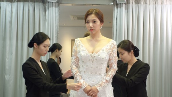 KBS2 evening drama Secret Man Lee Chae-young and Kang Eun-tak have a colorful marriage ceremony.Is Lee Chae-youngs status-raising plan successful by letting Kang Eun-tak Lee Yong?The Secret Man (playplayed by Lee Jung-dae / directed by Shin Chang-seok) released Visual Wedding by Lee Chae-young and Lee Tae-pung (Kang Eun-tak) still cut on the 15th.Secret Man is a drama depicting a man who has an intelligence of seven years in an accident and rushing for revenge in the face of a miracle at the threshold of death.The love and desire of the two women surrounding him, and the life of the characters will present an indicator of a different daily drama.Earlier, Yura had mistook her lover, Choi Jun-seok (Lee Ru-bum), for the chaebols self-control, and aimed at Lee Yongs life success, but the plan went to pieces.She was unable to perform surgery for abortion, and when she heard that Lee Kyung-hye (Mi-kyung Yang) was looking for a new brush stroke of the typhoon, she tricked her father into a typhoon as the next best thing.The secret man said, Yura has been accepted for marriage in the last broadcast, but she faces a crisis by encountering Yu-Jeong at the hospital where she visited Junseok. However, the marriage ceremony proceeds in a row and Yu-Jeong also accepts the marriage of Yura and typhoon.Yu-Jeongs suspicious radar network is a clever escape from the evil woman Yuras performance will be released in the 7th Secret Man Please expect it.Kang Eun-tak, Um Hyun-kyung, Lee Chae-young, and Ishi River will be broadcast on KBS 2TV every Monday through Friday at 7:50 pm.Celltrion Entertainment