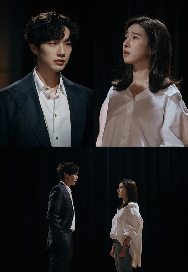Ji Hyun Woo and Kim So-eun of Love is annoying, which made a return point, formed a meaningful atmosphere.On the 15th, MBC Everlons Hwayo drama Love is annoying but I hate lonely! (playwright Cho Jin-guk and director Lee Hyun-joo, hereinafter Love is annoying) released a still cut ahead of the main broadcast.At the center of Love is annoying, there is a man, Cha Kang-woo (Ji Hyun Woo), who comforts everyone, and Lee Na-eun (Kim So-eun), a woman who is hard on the outside but actually needs comfort.Cha Kang-woo comforted Lee Na-eun, who pursues his dreams even in a tight reality, and Lee Na-eun is taking a step forward, comforting him.As a result, the distance between the two is gradually getting closer.But another ordeal came to Lee Na-eun, who was hardened in the previous five-run ending: aspiring novelist Lee Na-eun was scammed for publishing.Cha Kang-woo placed an umbrella over his head to comfort Lee Na-eun, who was crying alone in the rain; but Lee Na-eun pushed the rain away and walked alone.With Lee Na-euns frustration, it was a grueling ending that raised questions about how the relationship between the two would change afterwards.In the meantime, the still cut shows Cha Gang-woo and Lee Na-eun facing each other in a very different atmosphere. Cha Gang-woo and Lee Na-eun in the photo are facing each other in the dark.Cha Kang-woo is a serious eye-catching look at Lee Na-eun.Lee Na-eun, on the other hand, is talking to Cha Kang-woo with tears filled with tears as if he can not control his emotions.The production team said: In the sixth episode, which airs today (15th), Lee Na-eun is pictured after his dream is frustrated.Cha Gang-woo does his best to comfort Lee Na-eun as always; the above scene is also one of Cha Gang-woos consolation laws directed at Lee Na-eun.I would like to ask for your interest and expectation whether Lee Na-eun will be able to overcome the frustration as Cha Kang-woos wishes and whether the distance between the two will be close. It airs at 10:50 p.m. on the night.