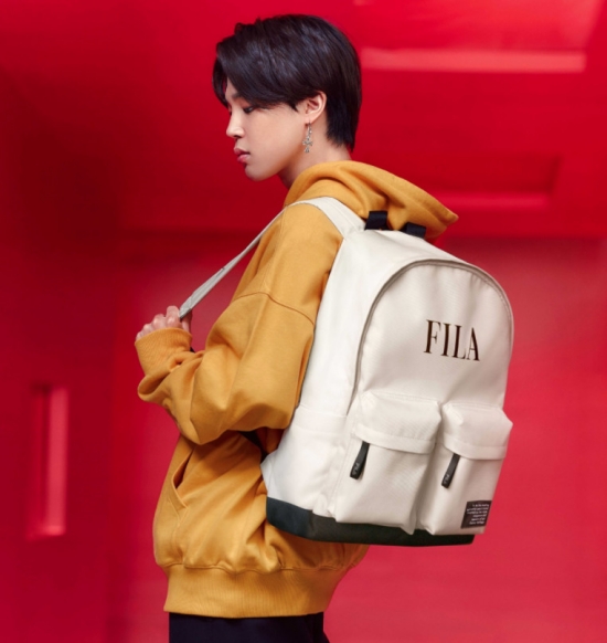 BTS Jimin thrilled fans with national treasure-grade sidelineFila Korea, which is a model for the group BTS, released Jimins picture on the theme of Preparation for a New Start / All Packed Up for New Start on official Instagram, Twitter and Facebook on the 14th.Jimin overwhelmed his gaze with a fantastic sideline from the forehead to the nose, and a lips that boasted a national treasure volume.Jimins visuals like this were enough to make fans excited.On the other hand, the group BTS is the first Korean singer to write the first history of the Billboards main single chart Hot 100 after last week with the digital single Dynamite.The United States of America music media Billboards announced on the 8th (local time) that BTS kept its top spot on the Hot 100 in the second week of entry into the charts through an article entitled BTS Dynamite, achieving the top spot on the Billboards Hot 100 for two consecutive weeks.Billboards quoted Nielsen Music Data as saying: Dynamite has maintained its top of the Hot 100 chart with 17.5 million streaming times and 182,000 downloads in United States of America on a weekly basis until September 3, and has earned 16 million radio broadcast points on a weekly basis until September 6.