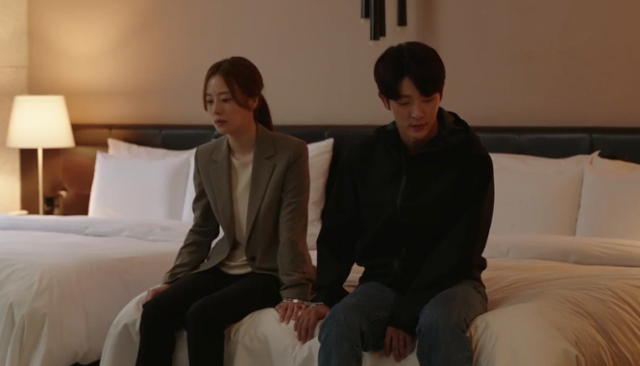 TVN Wednesday-Thursday Evening drama Flower of Evil, Lee Joon-gi and Moon Chae-won start Handcuffs DateIt is foreshadowing the dangerous escape of Do Hyun-soo (Lee Joon-gi), who was killed in the murder case at the 14th TVN Wednesday-Thursday Evening Drama Flower of Evil to be broadcast on the 16th, and his wife, Cha Ji-won, who became his hostage.In the last 12 and 13 episodes, Baek Hee-sung (Kim Ji-hoon) murdered a housekeeper who knew the secrets of the family and manipulated the evidence with his parents, Baek Man-woo (Son Jong-hak) and Kong Mi-ja (Nam Ki-ae).The evidence that pointed to Do Hyun-soo as a criminal inevitably filled the Handcuffs, but suddenly he turned eerie, and Do Hyun-soo took him hostage and blocked the CCTV that illuminated them.The ending, which I could not imagine, has exploded my curiosity about the next story by mourning viewers.Do Hyun-soo and Cha Ji-won, who are caught in the public photos, are divided into Handcuffs in each others hands, and they focus more attention.Especially, the two people who have escaped from the police feel an unusual airflow.They have already shown a couple fight that they have never seen before, such as chasing at night and following their GPS to their opponents, and there is another intense spark in the eyes that shoot each other as if they are angry.In addition, Do Hyun-soo and Cha Ji-won, who arrived in a strange room, not a house, are still turning their backs on Handcuffs.Attention is focusing on how the two people who eventually realized the sincerity of loving each other between doubt and faith will overcome this crisis that they face as detectives and suspects once again, and what ending they will reach.On the other hand, the 14th episode of Flower of Evil, in which a man Baek Hee-sung (Do Hyun-soo), who even acted in love, and his wife, Cha Won, who started to doubt his reality, and a high-density emotional tracking drama of two people facing the truth he wants to ignore, will be broadcast at 10:50 pm on the 16th.
