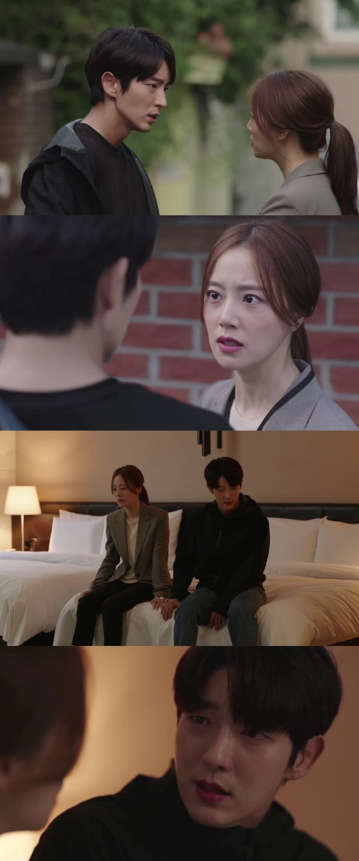 In Flower of Evil, Actor Lee Joon-gi and Moon Chae-won start Handcuffs Date.In the 14th episode of the cable channel TVNs Drama Flower, which airs on the night of the 16th, he draws a dangerous escape of Do Hyun-soo, who was accused of murder, and his wife, Chae-won, who became his hostage.In the last 12 and 13 episodes, Baek Hee-sung (Kim Ji-hoon) murdered a housekeeper who knew the secrets of the family and manipulated the evidence with his parents, Baek Man-woo (Son Jong-hak) and Kong Mi-ja (Nam Ki-ae).The evidence that pointed to Do Hyun-soo as a criminal inevitably filled the Handcuffs, but suddenly he turned eerie, and Do Hyun-soo blocked the CCTV that used her as a hostage and illuminated them.The ending, which I could not imagine, has angered viewers and exploded their curiosity toward the next story.Do Hyun-soo and Cha Ji-won, who are caught in the public photos, are divided into Handcuffs in each others hands, and they focus more attention.Especially, the two people who have escaped from the police feel an unusual airflow.They have already shown a couple fight that they have never seen before, such as chasing at night and following their GPS to their opponents, and there is another intense spark in the eyes that shoot each other as if they are angry.In addition, Do Hyun-soo and Cha Ji-won, who arrived in a strange room, not a house, are still turning their backs on Handcuffs.However, Do Hyun-soos expression, which faces the car support again, makes the hearts of those who are desperate.Attention is focusing on how the two people who eventually realized the sincerity of loving each other between doubt and faith will overcome this crisis that they face as detectives and suspects once again, and what ending they will reach.Yoo Jung-hee, who wrote the Flower of Evil, also said, Do Hyun-soo and Cha Ji-won have confirmed each others love, so they are now fighting their own couple.The 14th episode of The Flower of Evil will air today (16th) at 10:50 p.m.