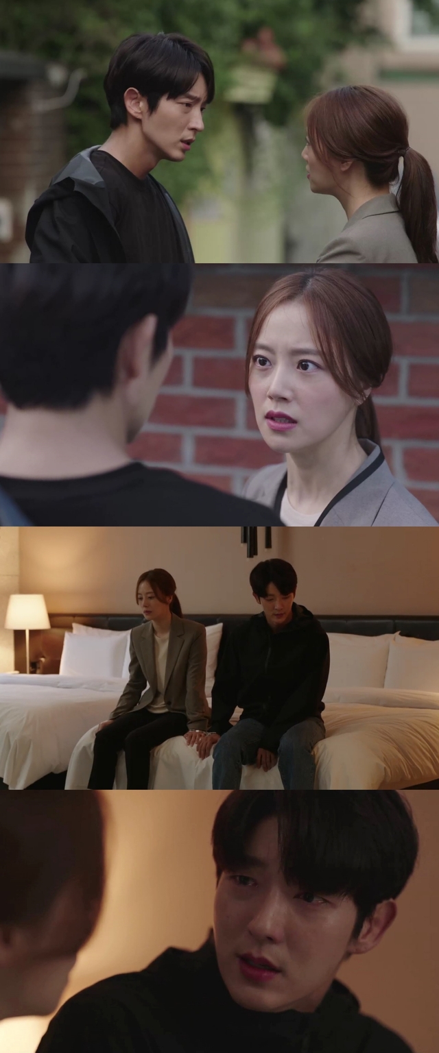 In the TVN drama The Flower of Evil, which is broadcasted at 10:50 pm on the 16th, Do Hyun-soo (Lee Joon-gi), who was the murderer, and his wife Cha JiWon (Moon Chae-won), who became his hostage, are dangerously escaped.Earlier, Baek Hee-sung (Kim Ji-hoon) murdered a housekeeper who knew the secrets of the family and manipulated the evidence with his parents, Baek Man-woo (Son Jong-hak) and Ko Mi-ja (Nam Ki-ae).In the evidence pointing to Do Hyun-soo as a criminal, Cha JiWon inevitably filled Handcuffs, but suddenly he turned eerie, and Do Hyun-soo blocked the CCTV that used her as a hostage and illuminated them.Do Hyun-soo and Cha JiWon, who were captured in the photo released on the day, are sharing Handcuffs in each others hands.Two people fleeing the police feel an unusual airflow.Do Hyun-soo and Cha JiWon, who arrived in a strange room, not at home, are still turning their backs on Handcuffs.However, Do Hyun-soos face, which faces Cha JiWon again, is desperate.Yoo Jung-hee wrote, Do Hyun-soo and Cha JiWon have confirmed each others love, so now they are fighting their own couple.