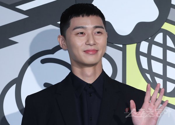 Park Seo-joon will appear on TVNs monthly drama Record of Youth (playplayplay Myung Hee Ha directed by Ahn Gil-ho) SEK.This SEK appearance is said to have been concluded with the relationship between Park Bo-gum and Myung Hee Ha writer.Earlier, Park Bo-gum appeared on SEK in JTBC drama Itaewon Klath (playplayed by Cho Kwang-jin, directed by Kim Sung-yoon Kang Min-gu) starring Park Seo-joon, which ended in March.Park Seo-joon also accepted the appearance of the Park Bo-gum cheering car Record of Youth SEK with this opportunity.Also, my relationship with Myung Hee Ha writer is different.The two men worked together as actors and writers in the SBS drama A Word of Warm Word (directed by Choi Young-hoon, directed by Myung Hee Ha), which ended in February 2014.And this time, were reunited with an appearance on SEK.Meanwhile, Record of Youth, which depicts the growth Record of Youth people who try to achieve dreams and love without despairing on the wall of reality, is cruising with the first TVN monthly drama rating (6.4%) in the past.Each time, it has its own highest audience rating (by the standard of 3rd round, 7.2%), which is energizing TVN dramas.The story is expected to be rich as Park Seo-joon SEK is added to this.Park Seo-joon Record of Youth SEK Starring Park Bo-gum and Why SEK