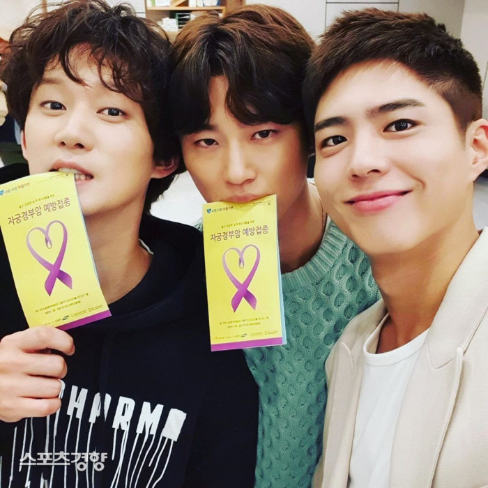 The male performers including Park Bo-gum in tvN Record of Youth are on the topic of Cervical Cancer Vacination.In TVN Mon-Tue drama Record of Youth, which aired on the 15th, Park Bo-gum (played by Sa Hye-joon) visited Friends and Obstetrics and Gynecology and was shown receiving a Cervical Cancer injection.Kim Jin-woo (Kwon Soo-hyun) made a reservation for the portion of Friend Park Bo-gum as requested by the female friend Hannah Jeter (Cho Yoo-jung).On this day, Kim Jin-woos woman, Friend One, asked Kim Jin-woo for a Cervical Cancer Vacination.Kim Jin-woo replied, I do not have a uterus, but how do I get the shot? And Hannah Jeter said, If it does not work, it will work.I dont want to get a Cervical Cancer, he said.So, along with Kim Jin-woo, Sa Hye-joon and Won Hae-hyo were shot and laughed at the audience.After the broadcast, Cervical Cancer was on the real-time search query, and the interest of the netizens continued that men could also receive Cervical Cancer Vacination.Some netizens said, I knew that a man could be right.There are probably many people like me, It is good to send this fact in a well-watched drama, and It is a good influence regardless of whether it is PPL or not.On the other hand, tvN Mon-Tue drama Record of Youth is broadcast every Monday and Tuesday at 9 pm.