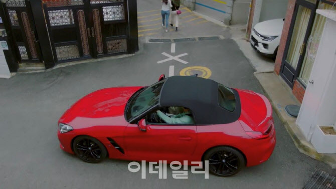 BMW Korea announced on the 17th that it will sponsor BMW vehicles on TVNs new Monday Drama Record of Youth.This drama is the last work of actor Park Bo-gum before enlistment, and it is being broadcast not only in Korea but also in Netflix in all World 190 countries.The Korean branch is in charge of informing BMW to all world rooms in the Korean Wave Drama craze.BMW Korea sponsors its representative models in this drama and supports Models that match the personality and taste of each person.Record of Youth is a drama depicting the growth Record of Youth who try to achieve their dreams and love without despairing on the wall of reality.Park Bo-gum, a Korean Wave star, and actor Park So-dam, who has been attracting attention as a parasite, will star in the film. In addition, various actors such as Byun Woo-suk, Cho Yoo-jung and Kwon Soo-hyun emit their charms.The BMW 1 Series and 2 Series appear as major vehicles in the Record of Youth.The 1 Series and 2 Series emphasize youthful charm and charming charm with a model that shows dynamic driving sense and stylish design.In addition, the sporty Roadster Z4 and the luxury flagship SAV Model X7 include BMWs iconic sensibility M4 convertible and i8 roadster.On the other hand, you can meet BMW vehicles in TVNs popular entertainment Seoul Village Nom.Seoul Village is a local variety concept entertainment that shares memories of home with MC Cha Tae-hyun and Lee Seung-gi, who have emerged from a specific area.The performers travel all over the country in BMW X7 vehicles nicknamed Bongbongi.In this process, X7 is one of the members who are together everywhere beyond simple means of movement.Lee Seung-hyunLeading Model appears in Drama Record of Youth