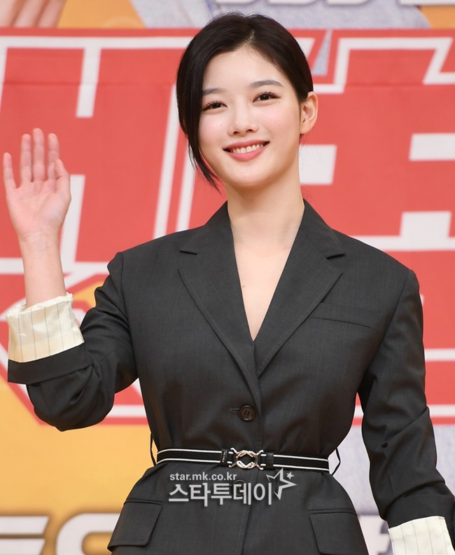 Actor Kim Yoo-jung and his agency Sidus HQ have been signed.Kim Yoo-jung and Exclusive contract have recently expired, a Cyders HQ official told Maeil Business Newspaper StarToday yesterday (16th) and said he was discussing a re-signing.Kim Yoo-jung has been discussing the Exclusive contract with Awesome Eenti, and Awesome Eenti officials said today (16th) on Maeil Business Newspaper StarToday, It is true that we have held a meeting with Kim Yoo-jung, but nothing has been confirmed.Kim Yoo-jung, who made his debut in the entertainment industry in 2003 as a childrens advertising model, signed a contract with Cyders HQ in August 2010 for 10 years.Kim Yoo-jung is interested in whether he will continue his relationship with Cyders HQ or nest in a new agency.Awesome Eanti belongs to Park Seo-joon, Han Ji-hye, Lee Hyun-woo, and Yura.Kim Yoo-jung appeared in the SBS drama Convenience Store Morning Star last month.