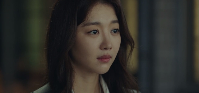 Flower of Evil Jang Hee-jin sacrifice, Kim Ji-hoon stabbed instead of Moon Chae-won Jang Hee-jin was sacrificed by Kim Ji-hoon instead of Moon Chae-won.In the 14th episode of TVNs Drama The Flower of Evil (playplayed by Yoo Jung-hee/directed by Kim Cheol-gyu), which was broadcast on September 16, Do Hyun-soo (played by Lee Jun-ki) visited Jeong Mi-sook (played by Han Soo-yeon) with Cha JiWon (played by Moon Chae-won).On the day, Do Hyun-soo put down the knife that threatened as soon as the CCTV was turned off and told Cha JiWon, Give me three days. No, just one day. I will surely return.Do Hyun-soo took Cha JiWon hostage because it was a plan to keep Cha JiWon from being suspected of being his accomplice by the police.Do Hyun-soo promised Cha JiWon, who does not believe in himself, If I get caught now, Jung Mi-sook will die. I will catch the real crime with my hand and return to my feet.But Cha JiWon handcuffed Do Hyun-soo and asked him to go with him; eventually, Do Hyun-soo was forced to move with Cha JiWon.Do Hyun-soo, who escaped safely, said that he had solved misunderstandings with Cha JiWon and proved that his escape was not a police force to Yeom Sang-cheol.Do Hyun-soo predicted to Cha JiWon that he would take hands with Yeom Sang-cheol.Do Hyun-soo called Yeom Sang-cheol and suggested, Lets be one side. Do you think hell let you live? Hes been a cash machine for a lifetime.Do Hyun-soo suggested, You take the money and I catch him and I save Jung Mi-sook. Yeom Sang-cheol, who had previously asked for 500 million to Baek Hee-seong, showed a shaking.Cha JiWon even thought of becoming a hostage to Yeom Sang-cheol to help Do Hyun-soo; however, Do Hyun-soo had no intention of putting Cha JiWon at risk.Do Hyun-soo handcuffed Cha JiWon in a careless gap and said, I have to hold hands with a dirty guy like salt iron. I can not let you splash muddy water.Youre going to do everything you can to get the truth out of it. As a cop. Cha JiWon had to let Do Hyun-soo go.Back at the police station, Cha JiWon struggled to solve the case in his own way.Then, a stalker-stricken Do Hae-su (Jang Hee-jin) stopped by the police station, and Cha JiWon asked Do Hae-su to look at his daughter, Eunha (Jeong Seo-yeon), who had no one to give her coat and take charge.Dohasu visited Do Hyun-soo and Cha JiWons house to pack up the bag of Eunha, but the house was suspicious.I was in the room of the back Eunha, and I heard a strange popularity.So, Do Hae-soo went out to the living room for a while to check and faced Baek Hee-seong sitting in the dark there.Dohasu decided to make a sacrifice for a while, and Dohasu told him not to leave the room and put his Cha JiWon official ID on his neck.Later, Do Hae-su faced the face of Baek Hee-seong and found out that he was the person he saw at his fathers funeral home.