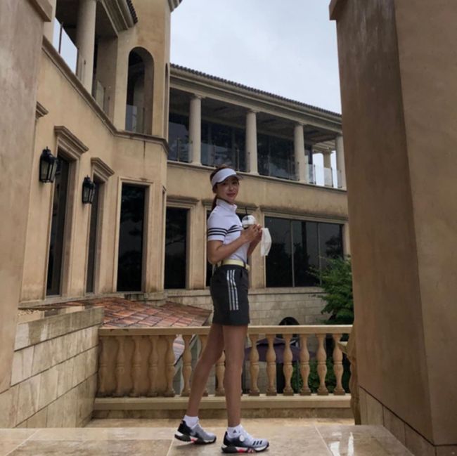 Actress Yoo So-young from girl group After School boasted a remarkable proportion.Yoo So-young posted a picture and a picture on his Instagram on the 17th, Please stop the rain.The photo shows Yoo So-young wearing golf wear, regretting that he cant play golf because of the rain.Yoo So-young boasts an extraordinary percentage even though she wears running shoes.The height of 163cm shows an incredible proportion, but it steals the gaze with chopsticks.
