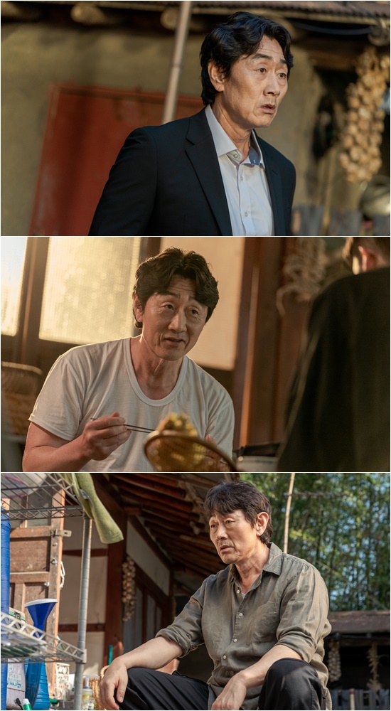 Heo Joon-ho proved Live Up to Your Name Class once again through American character: They WereIn the OCN Saturday drama American character: There were them, Heo Joon-ho is exploding his ability to act as the Mystery central Jang Pan-seok Character in the soul-dwelling town of Duon.It is no exaggeration to say that the biggest reversal in American character: There were them is Heo Joon-ho.Heo Joon-ho gave the pole a chewy tension with a Mystery look that hovered around the murder scene at the very beginning and searched for the body.Heo Joon-ho, who showed off his presence as a big and heavy character for each work he appeared in, was very responsive to this character.However, Heo Joon-ho is laughing and ringing the house theater with a humane act that completely broke everyones expectations, such as taking care of the coriander (played by Kim Wook) who fell in the village of Duon and comforting everyone with a heartless but sincere words with a pork belly party for the heartbroken coriander.Especially Heo Joon-hos paternity is making viewers hearts worse.In the last three episodes, it was unfortunate that Heo Joon-ho was unable to leave the village of Duon because of his missing daughter.If only we could find our place, said Heo Joon-ho, a sad look that was spreading with all his strength to pick up the missing leaflet of his crumpled daughter with a hopeful smile. To me, these people are like locals.We are also waiting for me to come to the local area. He said, his eyes were wet and his eyes were tearing the hearts of viewers.The long years of Jang Pan-seok, who searched for a daughter who could not know life and death among the missing dead, made the viewers more tearful by putting her face, eyes and gestures in Heo Joon-hos expression.In addition, Heo Joon-hos reverse comic act is also a good thing.The savage tone that reminds me of the next house and the reversal speech that embarrassses the master make his humanity more prominent.In addition, the ambassador Ping Pong, who is exchanged with Kosu, energized the drama in the chewy development and made viewers fall into the drama.As such, Heo Joon-ho is drawing a more stereoscopic picture of Jang Pan-seok Character with deep-seated acting.Warm humanity, good paternity, and comic acting are raising the immersion of the drama and laughing and ringing the viewers, and expectations for the future Heo Joon-ho are getting higher.American character: They were will be closed on the 19th and 20th, so the movie Taja 3 will be released on the 19th and the movie Aquaman will be replaced on the 20th.Also, from 1:30 pm on the 19th, 1-6 episodes will be broadcast continuously.Photo = OCN