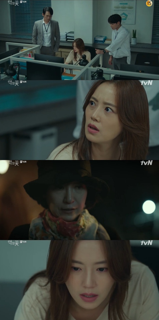Flower of Evil Moon Chae-won noticed Kim Ji-hoon regained consciousnessIn the 15th episode of TVNs Drama Flower of Evil, which was broadcast on the 17th, a picture of Cho Ji-won learning about the identity of Kim Ji-hoon was drawn.On the same day, the police confirmed that Park Soon-youngs death time was before dinner, and speculated that someone intentionally pretended to be Park Soon-young after Park Soon-young died.At this time, Cha Ji-won recalled Gong Mi-ja (Nam Ki-ae), and Kim Moo-jin (Seo Hyun-woo) told the car support what he heard from Do Hae-soo, saying, I told him that there was Accomplice among medical volunteers.I understand why the killer didnt care about the black box. There was no black box 15 years ago. Baek Hee-sung woke up, Carson said.Photo = TVN broadcast screen