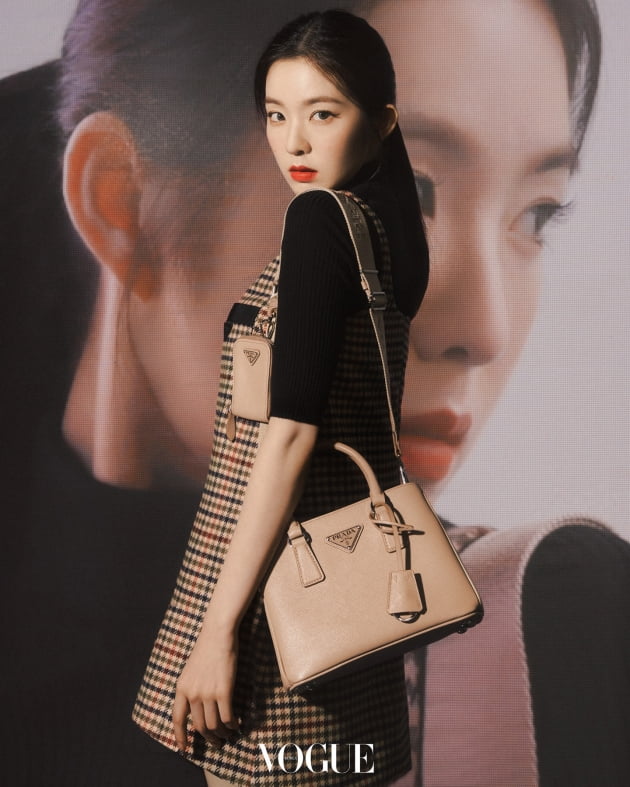 Chanyeol of the group EXO and Irene of Red Velvet have been selected as ambassadors of the luxury brand Prada (PRADA) and are receiving a lot of attention from the fashion world. On the 17th, Chanyeol and Irene participated as Prada ambassadors for the 2020 autumn/winter season campaign and pictures related to fashion magazine Vogue Korea (VRADA) ogue Korea) It was released on the official website and SNS and collected topics.In particular, Chanyeol in the picture shows a chic eye and mature atmosphere that match the keyword of Surreal Classic, and emits an intense aura to impress.
