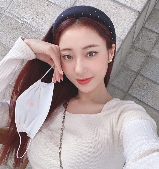 Singer Kyungri from Group Nine Muses reported on the current situation on SNS.On the 17th, Kyungri posted a picture on Instagram with an article entitled I can do that.In the photo, Kyungri wore a white knit and a dotted headband.Kyungri has been openly committed to Jeong Jinwoon, a former 2AM, for three years; the two have dated since 2017, after rumors of an outpouring of romance erupted last November.