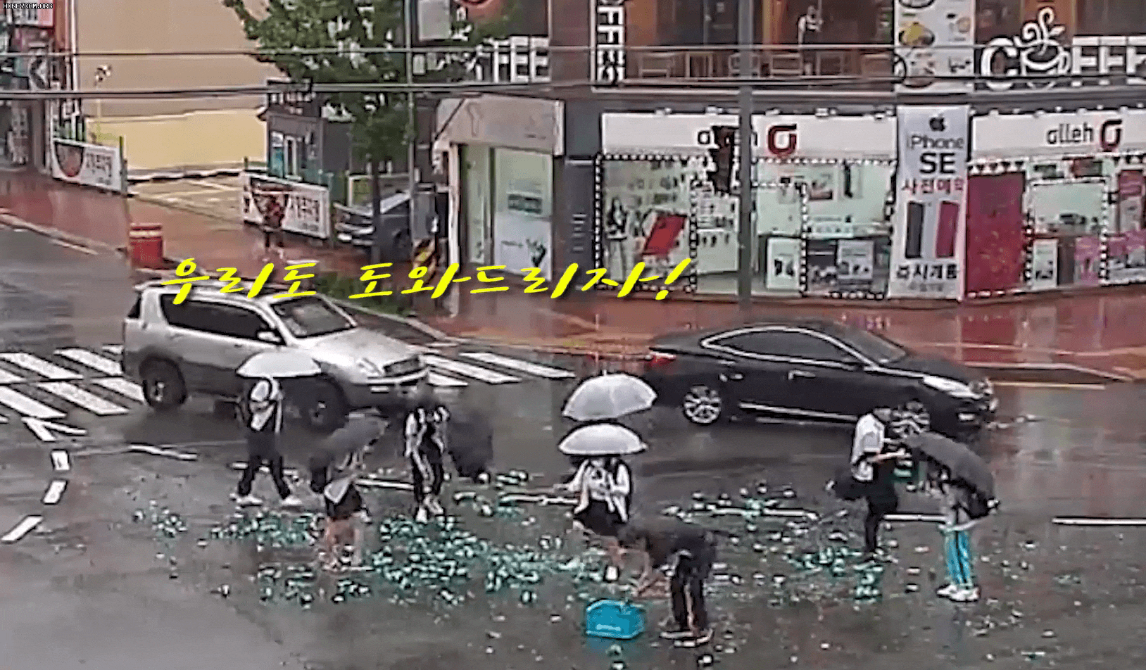 지난 7월 23일 오후 경북 포항 북구 젊음의 거리에서 학생들이 도로 위에 떨어진 유리 파편과 상자를 청소하고 있다/경북지방경찰청
