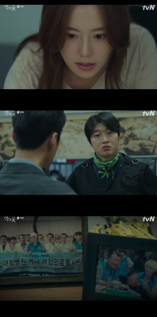 In the TVN drama Flower of Evil, which aired on the afternoon of the 17th, Cha JiWon (Moon Chae-won) captured the fact that the South Miami woman pretended to be a housekeeper to cover up the crime of her son, Kim Ji-hoon.While checking CCTV on the day, the person who aimed at Cha JiWon called Do Hyun-soo (Lee Jun-ki) and found out that he was the manned person.This was because the call time to attract Do Hyun-soo from the public phone and the call time to Do Hyun-soo with Cha JiWon matched.On the other hand, Cha JiWon, who was trying to figure out the situation at the Hospital of Do Hye-soo (Jang Hee-jin), who was being stabbed instead of himself, received a call from a later Lim Ho-joon (Kim Soo-oh).Lim Ho-joon told Cha JiWon, You should not be alive today, and the media already reported that Cha JiWon is dead.Cha JiWon said, He was trying to kill me. But he doesnt know my face.Its strange, said Lee Woo-chul (the greatest person) who began to match the pieces of the case, and guessed, What if there are two people?In addition, Kim Moo-jin (Seo Hyun-woo) met with Baek Man-woo (Son Jong-hak) before Do Hye-soo and reminded him that Accomplice was in the overseas volunteer group and tried to secure a list.Meanwhile, Choi Jae-seop (Choi Young-joon) also suspected that the time of death of the housekeeper from the autopsy results and the time of death at the time of self-inspection were inconsistent.Choi Jae-seop, who secured the testimony of the delivery man who had ordered dinner with the delivery app, met the delivery man again and confirmed some facts.The delivery man testified, He is not deaf; there was a doorbell next to the front door; then he knocked without ringing the bell. Choi Jae-seop informed his team members about this.As a result, Cha JiWon inferred that the criminal did not know his face and that the housekeepers death time was not after dinner but after lunch, and then the person who wants to hide the criminal.I didnt care because there was no black box fifteen years ago, said the South Miami woman, who was convinced by Accomplice.