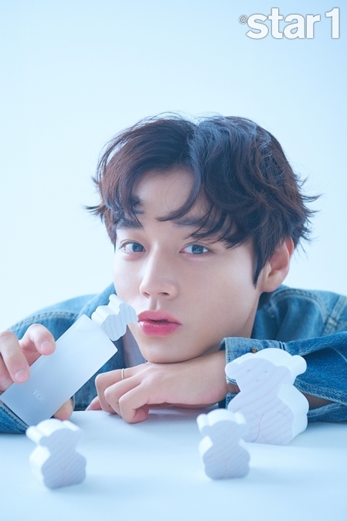 A Singer and Actor Park Jihoon pictorial has been released.Park Jihoon, who made a comeback to the CRT as the male protagonist of Kakao TV original Drama Love Revolution, covered the cover of Star & Style Magazine in October and 105.Park Jihoon boasted an extraordinary visual with a lovely shot with the perfume of Spanish fine jewelery brand Toss (TOUS).Park Jihoon said, I really wanted to do modern drama, Park Jihoon said, I was able to work a little comfortably after graduating from high school.In particular, he recalled that he was seriously involved in the work, saying, I was worried about the fact that I was going to have a haircut after being cast in Drama, and I was worried about how to digest this role.Park Jihoon also said, Lovely many characters are 180 different characters from me. I do not usually talk a lot, so I feel different from the drama.emigration site