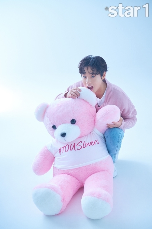 A Singer and Actor Park Jihoon pictorial has been released.Park Jihoon, who made a comeback to the CRT as the male protagonist of Kakao TV original Drama Love Revolution, covered the cover of Star & Style Magazine in October and 105.Park Jihoon boasted an extraordinary visual with a lovely shot with the perfume of Spanish fine jewelery brand Toss (TOUS).Park Jihoon said, I really wanted to do modern drama, Park Jihoon said, I was able to work a little comfortably after graduating from high school.In particular, he recalled that he was seriously involved in the work, saying, I was worried about the fact that I was going to have a haircut after being cast in Drama, and I was worried about how to digest this role.Park Jihoon also said, Lovely many characters are 180 different characters from me. I do not usually talk a lot, so I feel different from the drama.emigration site