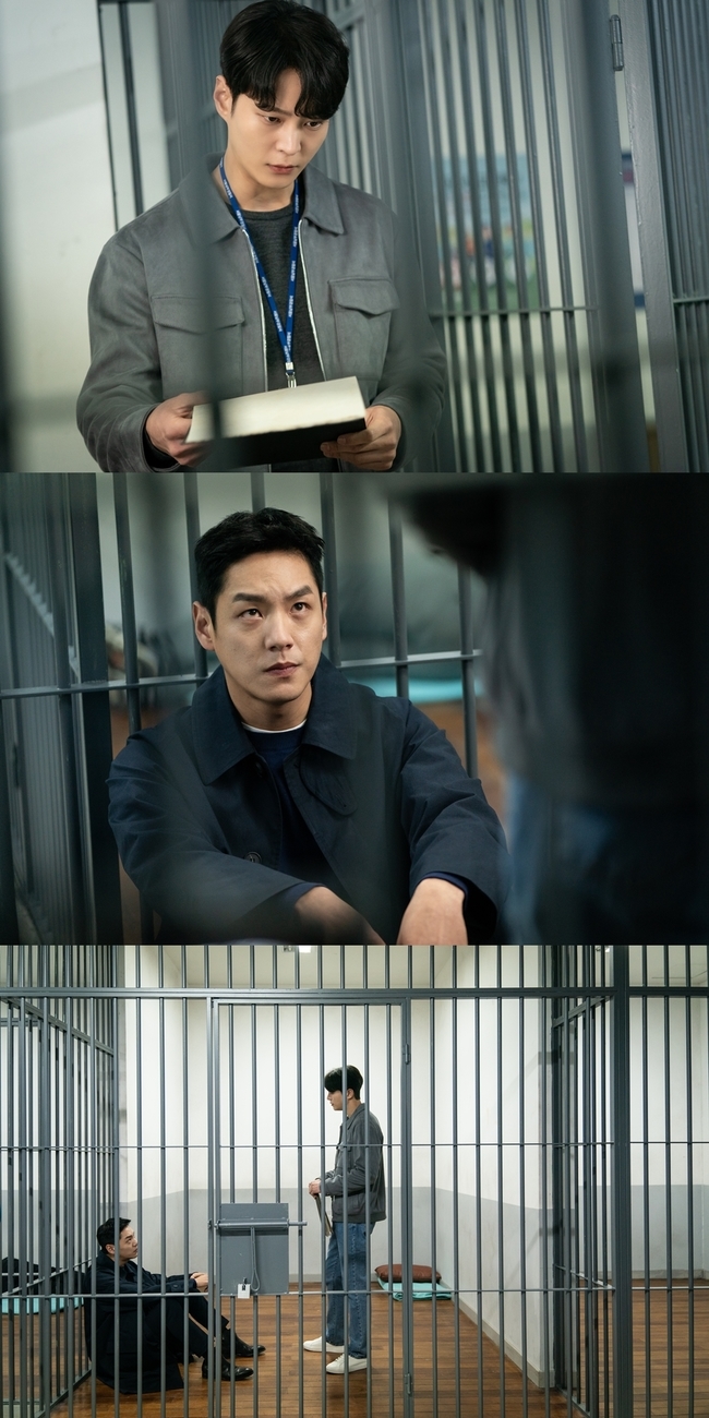 Alice Joo Won and Kwak Si-yang face in Lockup.In SBS gilt drama Alice (playplayplay by Kim Gyu-won, Kang Cheol-gyu, and Kim Ga-young/directed by Baek Soo-chan/production studio S/investment wavve), there are two men whose relationships have been intertwined due to Journey to the Center of Time.Park Jin-gyeom (Joo Won) and Yoo Min-hyuk (Kwak Si-yang) are two men who are confronted without knowing anything, in fact, are in a relationship between their son and father.In 2050, Alice Guide Team Leader Yoo Min-hyuk came to 1992 with his lover to find a prophecy about Journey to the Center of Time.But in her belly, she was growing up, and she gave up returning to 2050 for her child, and she disappeared.In other words, Yoo Min-hyuk is biologically the father of Park Jin-gyeom.Meanwhile, on September 18, the production team of Alice released the images of Park Jin-gum and Yoo Min-hyuk facing Lockup ahead of the 7th broadcast.The tension of the two men surrounding the two men makes the viewer sweat in his hand.Park Jin-gum is looking at Yoo Min-hyuk with a document in his hand, and Park Jin-gums eyes and charisma, which are sharp and flashing as if they are penetrating his opponents thoughts, steal his eyes.Yoo Min-hyuk, who is trapped in Lockup, is also staring at Park Jin-kyum, who came to him with his fierce eyes.Park Jin-kyum found Yoo Min-hyuk in CCTV photos while investigating the incident in 1992.A series of events, in 1992, with a picture in CCTV, Park Jin-kyum is convinced that Yoo Min-hyuk is Journey to the Center of Time.In the meantime, there was a murder case suspected of being committed by Journey to the Center of Time.On the other hand, Yoo Min-hyuk is also confused by the appearance of Yoon Tae-yi (Kim Hee-sun), who resembles his missing lover, with a clear sense of responsibility for Alice.As the two men who are setting up a confrontation angle for different reasons face each other, the back door that there was tension in the scene shooting scene.The two actors, Joo Won and Kwak Si-yang, are said to have captured the situation and psychology of the two men with their concentration and acting without any distraction.Thanks to this, the fact is that the sad fate of the two men, the son and the father, is expected to reach deeper.pear hyo-ju