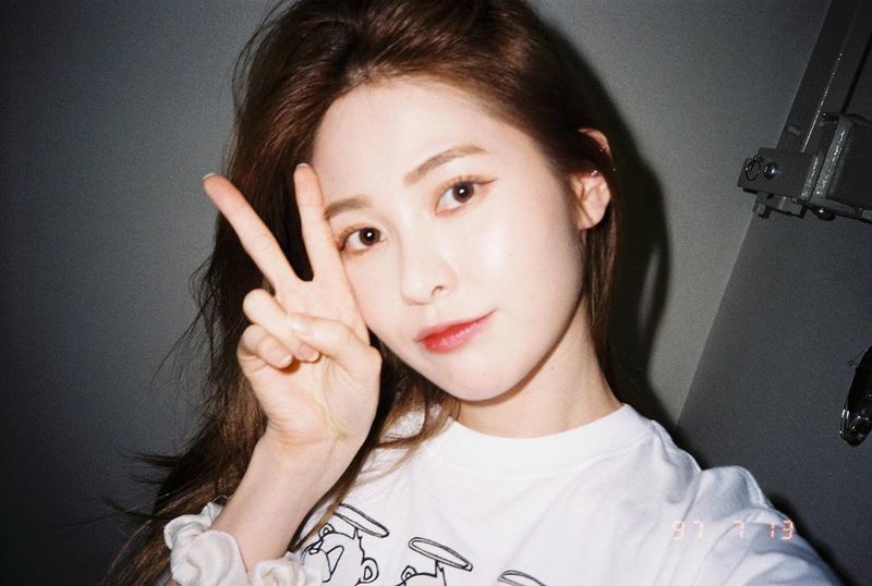 Group DIA member Yebin has released Selfie, taken as Film Camera.Yebin uploaded a picture to his Instagram on September 18 with the phrase Finally successful taking selfie with a Philka.Yebin in the photo is smiling lightly and V-playing, who has thrilled fans with his humiliating transparent skin and beauty even in the ultra-close.han jung-won