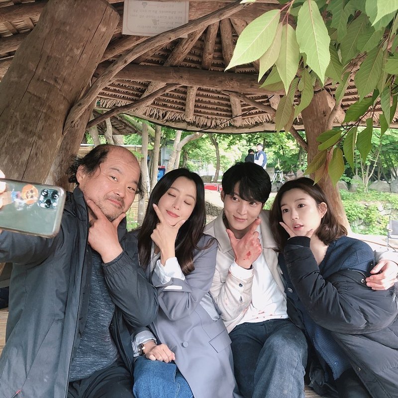Lee Da-in has revealed taking selfie with Kim Hee-sun, Joo Won and Kim Sang-ho.On September 18, Lee Da-in posted a picture on Instagram with an article called Team Alice.Lee Da-in in the public photo is taking a selfie with Kim Hee-sun, Joo Won and Kim Sang-ho.The netizens responded It looks good and It is a big hit.Drama Alice, which they are currently appearing, is broadcast every Friday and Saturday at 10 pm on SBS.Lee Ye-ji