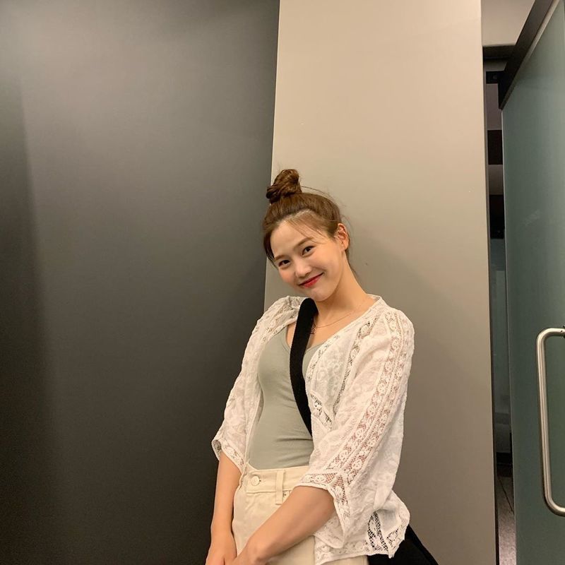 OH MY GIRL Choi Hyo-jung has released cute daily photos.Choi Hyo-jung posted a laughing emoticon on his SNS on September 18th, I make a good hair.In the photo released together, there is a picture of Choi Hyo-jung tied up with his head up.The Cutely Dried The Story of the Little Mole Who Went In Sear adds to Choi Hyo-jungs loveliness.Bright smiles and charming expressions also catch the eye.seo yu-na