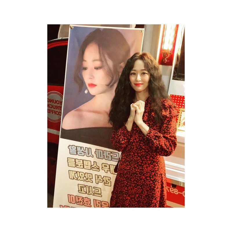 Actor Kim Hyo-jin flaunts outstanding beautyKim Hyo-jin wrote on his Instagram account on September 18: Im impressed by the Bunsik, Coffee or Tea that Friends sent me, its always Friend who cheers me on.Thank you and posted a picture.Inside the picture was Kim Hyo-jin, whose friends enjoyed a gifty snack, with Kim Hyo-jin smiling brightly at the camera.Kim Hyo-jins distinctive features make her beauty even more prominent.