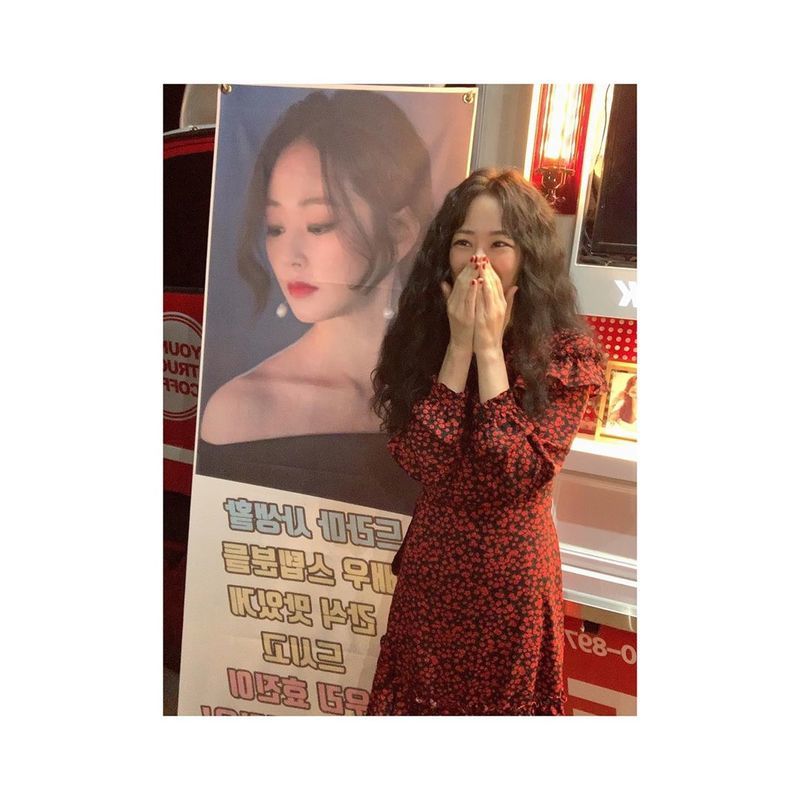 Kim Hyo-jin, Bunsik+Coffee or Tea Gift in full bloom Yoo Ji-tae is half-hearted Actor Kim Hyo-jin flaunts outstanding beautyKim Hyo-jin wrote on his Instagram account on September 18: Im impressed by the Bunsik, Coffee or Tea that Friends sent me, its always Friend who cheers me on.Thank you and posted a picture.Inside the picture was Kim Hyo-jin, whose friends enjoyed a gifty snack, with Kim Hyo-jin smiling brightly at the camera.Kim Hyo-jins distinctive features make her beauty even more prominent.