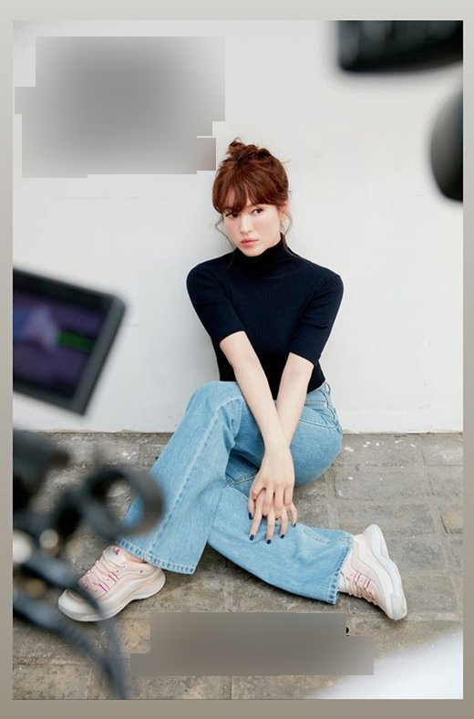 Song Hye-kyo posted a recent photo on the 17th through the Instagram   story.The photo shows Song Hye-kyo, who is shooting a photo, and Song Hye-kyo, wearing a black short-sleeved Polo neck and wide jeans, boasts a watery Beautiful looks.Meanwhile, Song is considering his next film.
