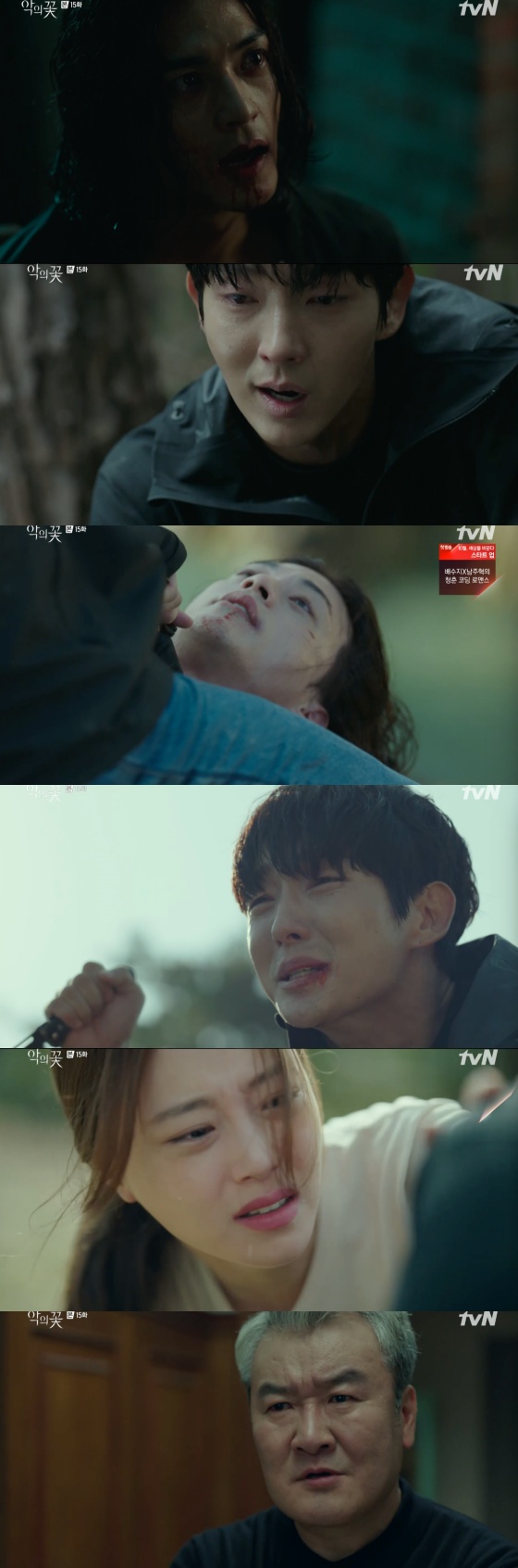 In Flower of Evil, Lee Joon-gi was shot by Kim Ji-hoon instead of Moon Chae-won and fell unconscious.In the TVN tree drama The Flower of Evil, which was broadcast on the afternoon of the 17th, there was a scene where Do Hyun-soo (Lee Joon-gi) played the last round of battle with Baek Hee-seong (Kim Ji-hoon).Do Hyun-soo lured Baek Hee-seong to a warehouse with Jung Mi-sook (Han Soo-yeon), the victim and only survivor of the serial murder in the performance.Do Hyun-soo tied the Baek Hee-seong to a chair after surprise as the Baek Hee-seong arrived.Baek Hee-seong continued to provoke Do Hyun-soo.Baek Hee-seong expressed his anger at Do Hyun-soo, believing that Do Min-seok (Choi Byung-mo), the father of Do Hyun-soo, was the reason he became a murderer.However, Do Hyun-soo did not fall under the provocation of Baek Hee-seong.But Do Hyun-soo soon lost his temper.The discovery of Cha JiWons police officers ID card in the pocket of Baek Hee-seong: Give me that ID back.Its my souvenir, he said, provoking again.Baek Hee-seong misunderstood Do Hae-su (Jang Hee-jin), who came to pack his luggage while lurking in Cha JiWons house, as Cha JiWon, and had come out with a Cha JiWon police officers ID after stabbing Do Hae-su.An angry Do Hyun-soo ran to the Baek Hee-seong with a knife, but the Baek Hee-seong ran away.Cha JiWon then appeared when Do Hyun-soo followed Baek Hee-seong and tried to stab him with a knife.Cha JiWon stopped Do Hyun-soo, but Do Hyun-soo said, I can not believe the person in front of me now.Cha JiWon continued to persuade Do Hyun-soo, and eventually Do Hyun-soo abandoned the knife and headed to Cha JiWon.Then, Baek Hee-Seong took the gun from the police and shot Cha JiWon, and Do Hyun-soo was shot and unconscious instead of Cha JiWon.The story of Baek Man-woo (Son Jong-hak) and Kong Mi-ja (Nam Ki-ae) was also revealed on the day.Baek Man-u threatened Kim Moo-jin (Seo Hyun-woo), who noticed that Baek Hee-seong had taken consciousness, with a drug-containing syringe.Kim Moo-jin said, Whats different about this? But Baek Man-u said, Shell be different. If I make a sacrifice, itll be different. She wasnt like that.I would not have done it if I had not met Do Min-seok. I want to give her one more chance.It was the moment when the reality of the million-woo who knew the evil of his son and turned away, rather, committed a bigger evil act was revealed.
