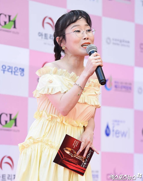 Broadcaster Park Seul-gi stars in Record of Youth SEK as a close friendship with Actor Park Bo-gumOn Wednesday, Park Seul-gi will appear as a TVN Monday drama Record of Youth cameo. All the shots have already been completed.Park Seul-gi told his Social media in July, I wake up from 6 oclock and play with Soye, then depart at 7 oclock and arrive at the shop. Gangnam to appear in the drama SEK.It is also Cheongdam. The photo showed Park Seul-gi, who is being styled in a shop, taking off his glasses and turning into a full-make-up.At the time, Park Seul-gi was confirmed to have appeared in Record of Youth SEK starring Park Bo-gum and Park So-dam.The SEK appearance was concluded with a friendship between Park Seul-gi and Park Bo-gum.In the meantime, Park Seul-gi has appeared in various entertainment programs and boasted of his friendship with Park Bo-gum.Park Bo-gum is one of the most memorable stars in MBC Section TV Entertainment Communication, which has been active as a reporter for a long time, and while exchanging text messages with Park Bo-gum, he said, I first chewed Park Bo-gum letters.Park Seul-gi also released a gift from Park Bo-gum through his social media shortly after giving birth.At the time, Park Seul-gi expressed affection for a sting-free carer, saying, The second is a Park Bo-gum-like son challenge. Thank you. Ill raise you well.Thank you for your good influence. The Ministry of Health and Welfare.Park Seul-gi, who has shown his affection for Park Bo-gum, has once again boasted of his relationship through the appearance of Record of Youth SEK.As the appearance of Record of Youth SEK has been concluded through friendship with Park Bo-gum, attention is focused on what kind of drama will appear in the drama.Meanwhile, Record of Youth is broadcast every Monday and Tuesday at 9 pm.Photo: DB, Park Seul-gi Instagram