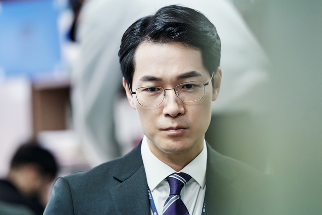 Actor Kim Young-jae, who is playing Kim Sa-hyun in Secret Forest 2, is receiving favorable reviews from viewers.Kim Sa-hyun, the head of the TVN Saturday drama Secret Forest 2, is a new character in Season 2. The first appearance was not so just, as it is unknown what character character character is.It showed the worldly appearance, and at the forefront of the adjustment of the investigation right, it represented the position of the prosecutor without any consideration.In particular, Hwang Si-mok (Cho Seung-woo), a junior prosecutor who joined the Legislative Assembly, always missed Kims expectation as he had no corner.From the standpoint of the senior, it was uncomfortable to be embarrassed by the attitude that was stiff and even disgusting.However, Sahyeon had a clear sense of necessity as it went to the head of the department through the pre-conceptions.The appearance of trying to be a senior in the early days was not a person who was not able to adapt to other poetry, but was not a person to the bone.He was paying close attention to the series of events and the sudden sharp attitude of Woo Tae-ha (Choi Moo-sung), and he was genuinely worried that the poetry was under a lot of stress on the investigation.Actor Kim Young-jae, who has gained a favorable feeling by showing various aspects of a person in three dimensions, does not actually realize this reaction.Kim Young-jae said, I was surprised to know that my acquaintances were informed.I usually feel no more since I am at home these days, and I always wear a mask when I go out (I do not feel the reaction directly).I am very surprised and grateful for all the interest you have sent. I was grateful for the recall of the online response, said Dae-hyun, Dae-hyun, and so on.I do not know that I have been Acting. Kim Young-jae seems cool, but unexpectedly expresses a person with a sense of emotion and boasts a perfect sync rate with Character with a visual that fits him.It has been well received by viewers by building its own Kim Sa-hyun with rich expression and accurate diction according to the situation.minjee Lee