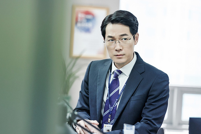 Actor Kim Young-jae, who is playing Kim Sa-hyun in Secret Forest 2, is receiving favorable reviews from viewers.Kim Sa-hyun, the head of the TVN Saturday drama Secret Forest 2, is a new character in Season 2. The first appearance was not so just, as it is unknown what character character character is.It showed the worldly appearance, and at the forefront of the adjustment of the investigation right, it represented the position of the prosecutor without any consideration.In particular, Hwang Si-mok (Cho Seung-woo), a junior prosecutor who joined the Legislative Assembly, always missed Kims expectation as he had no corner.From the standpoint of the senior, it was uncomfortable to be embarrassed by the attitude that was stiff and even disgusting.However, Sahyeon had a clear sense of necessity as it went to the head of the department through the pre-conceptions.The appearance of trying to be a senior in the early days was not a person who was not able to adapt to other poetry, but was not a person to the bone.He was paying close attention to the series of events and the sudden sharp attitude of Woo Tae-ha (Choi Moo-sung), and he was genuinely worried that the poetry was under a lot of stress on the investigation.Actor Kim Young-jae, who has gained a favorable feeling by showing various aspects of a person in three dimensions, does not actually realize this reaction.Kim Young-jae said, I was surprised to know that my acquaintances were informed.I usually feel no more since I am at home these days, and I always wear a mask when I go out (I do not feel the reaction directly).I am very surprised and grateful for all the interest you have sent. I was grateful for the recall of the online response, said Dae-hyun, Dae-hyun, and so on.I do not know that I have been Acting. Kim Young-jae seems cool, but unexpectedly expresses a person with a sense of emotion and boasts a perfect sync rate with Character with a visual that fits him.It has been well received by viewers by building its own Kim Sa-hyun with rich expression and accurate diction according to the situation.minjee Lee