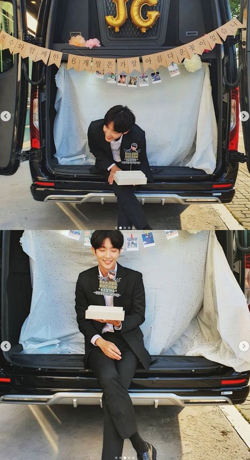 Lee Joon-gi, Flower of Evil final film impression Ive had a hard time for seven months Actor Lee Joon-gi gave the last impression of the Flower of Evil shooting.Lee Joon-gi posted a picture and a picture on his Instagram on the morning of the 20th, My beloved staff, my family, who kept my side firmly without hardship for seven months, was so hard.I was tearful of this kindness that secretly carefully decorated me with the last shot.I am living well, there are always good people next to me. I am grateful again and I should live well as a better person. Thank you very much to our fans who are cheering for the last shooting and shouting My Actor is great.I have to be happy because you have a lot of people, he said. Thank you very much for all the staff, including our coach.I love you.Inside the picture is Lee Joon-gi, who is sitting in a fully decorated car and laughing with a cake.Meanwhile, Lee Joon-gi played Do Hyun-soo (Baek Hee-sung) in the TVN drama Flower of Evil.