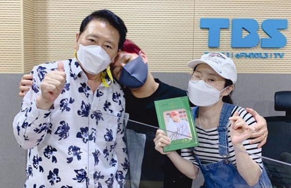 Park Seul-gi mentioned the Inspector George Gently and pure charm of Actor Park Bo-gum.On the 20th, TBS FM Choi Il-gus Hurricane Irma Radio was decorated with Music Scent corner, and Kim Soo-chan and Park Seul-gi appeared and showed off their talks.On the same day, DJ Choi said, Park Seul-gi said that Park Bo-gum was the best in his 14-year reporter life. What am I?Park Seul-gi added, Choi has never met in the reporter life, did not you meet on the radio?Choi asked, What did you feel was the best of Park Bo-gum?Park Seul-gi said, Mr. Park Bo-gums Inspector George Gently was good.I also felt like too good, he said, referring to the pure charm of Park Bo-gum.Park Bo-gums Drama is also playing the soul catch the premiere, he said.Meanwhile, Park Bo-gum joined the military as a naval cultural publicist on August 31; Park Bo-gums starring TVN Youth Record has been on the air since the 7th.