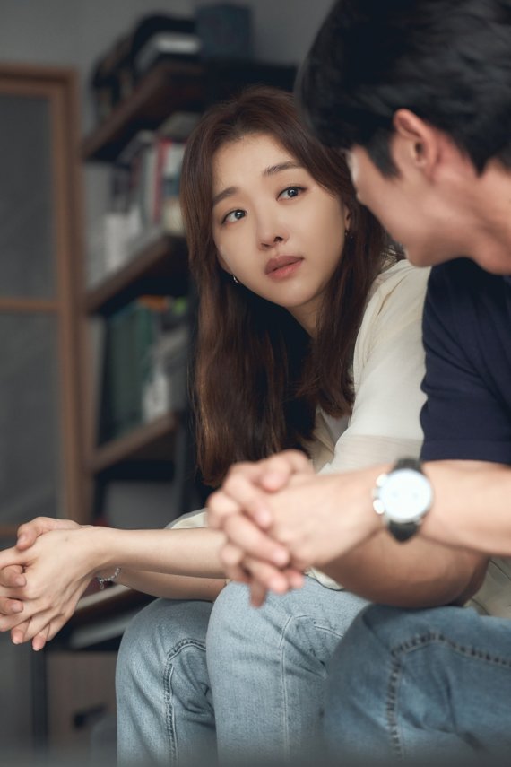 TVNs Drama Flower of Evil has renewed its highest audience rating every time, proving explosive topicality.On the 23rd (Wednesday), I left only the final meeting, and I looked at the famous scene and the famous ambassador who have been ringing the hearts of viewers.Lee Joon-gi (played by Do Hyun-soo), I love you, Ji-A - 11 timesDo Hyun-soo (Lee Joon-gi) was mentally abused by his father and villagers, who were serial killers in his childhood.As a result, he regarded himself as Monster, who did not know Feeling, and he lived with his sisters murder instead.The love of his wife Cha JiWon (Moon Chae-won), who finally forgave and stayed with him after knowing that he had deceived himself for 14 years, changed him like that.On the day I burst into Feeling, which was suppressed for the first time with a childlike crying, I confessed, I love you, support.It was a little bit awkward, but the heartfelt heart of one letter and one letter was also filled with the impression of the viewers.Moon Chae-won (Cha JiWon), I was the only one you had, and Im the only one you have now – 10 episodesCha JiWon has fallen into a brutal tragedy where she is forced to suspect her beloved husband as a suspect in a murder.But he realized how hurtful and stigmatized he had been, and that he was the only one who believed in Do Hyun-soo so far.Cha JiWon, who is resentful of the fact that she has been cheating for 14 years, but is heartbroken by the choice of Do Hyun-soo, who had to do so, was a moment of her unconditional love.Jang Hee-jin (Dohaesu Station), The important thing is that after time, I realize that it was not so important, and after what is precious, it hurts a lot - 9 timesDo Hae-su (Jang Hee-jin), who knew better than anyone that Do Hyun-soo was not Monster, was the first to notice his change.Do Hyun-soo, who has not yet realized Feeling, said Cha JiWon is still an important person by need and said, No, it is a precious person.This was also a sign that Do Hae-su and Kim Moo-jin (Seo Hyeon-woo) were related to the relationship, although it showed Do Hyun-soo, which is changing due to Cha JiWon.I broke up with the other person, but I still had another heartbreaking sound, suggesting that the two of them still throbbing are actually precious to each other.Seo Hyeon-woo (played by Kim Moo-jin), We are the ones who have a duty to reveal the truth, hold on until the duty is over - 15 timesKim Moo-jin was angry at his parents, Baek Hee-sung (Kim Ji-hoon), and Komija (Nam Ki-ae), who pretended not to know his sons nature when he learned that the criminal who broke through Do Hae-soo was Baek Hee-sung (Kim Ji-hoon).They pinpointed their actions that have covered the truth with fear.The appearance of the four main characters who confirm love and move forward in such a crisis and hardship leaves a deep lust for viewers.There will be unpredictable stories until the end of what will be the end of them.