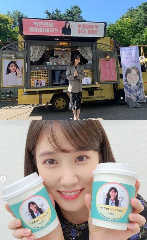 Actor Park Eun-bin has certified fans GiftPark Eun-bin posted a picture and a picture on his Instagram on the morning of the 21st, #Park Eun-bin Gallery # BINGO # Coffee Prepared Song.I had four drinks and fought, he added. Thank you very much.Inside the photo is a picture of Park Eun-bin standing in front of a coffee car supported by fans.In another photo, he is smiling with two coffee cups.Meanwhile, Park Eun-bin is appearing on SBS drama Do you like Brahms?