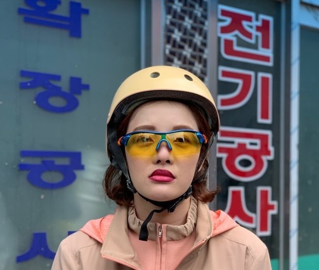 Actor Hwang Bo Ra boasts a 100% synchro rate of yogurt aunts.Hwang Bo Ra uploaded three photos on his Instagram on September 21, along with the phrase Please give yogurt yogurt, please give me a straw if you do not have yogurt.In the photo, Hwang Bo Ra is wearing a yogurt unique sunglasses and uniform, and then smiles brightly in a yogurt delivery car and emits a cute charm.Hwang Bo Ra added, KBS 2TV drama Zombie 2: The Dead are Among UsMonk is the first broadcast today; please take the shot.han jung-won