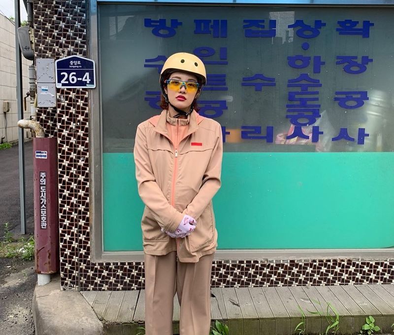 Actor Hwang Bo Ra boasts a 100% synchro rate of yogurt aunts.Hwang Bo Ra uploaded three photos on his Instagram on September 21, along with the phrase Please give yogurt yogurt, please give me a straw if you do not have yogurt.In the photo, Hwang Bo Ra is wearing a yogurt unique sunglasses and uniform, and then smiles brightly in a yogurt delivery car and emits a cute charm.Hwang Bo Ra added, KBS 2TV drama Zombie 2: The Dead are Among UsMonk is the first broadcast today; please take the shot.han jung-won