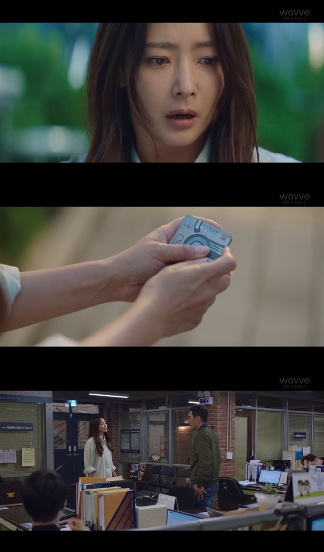 Dozens of Dramas compete for the love of viewers every week, among which are the hot-buttoned scenes of A house theater for a week.I gathered the moments of sight-taking that were the most intense in KBS, MBC, SBS, TVN and JTBCs five broadcasters broadcast during the past week (September 14-20).KBS2 Oh! Samgwang Villa! Jin Ki-ju, Jeon In-hwa secretly found his motherKBS2 new weekend drama Oh!In Samgwang Villa (playplayplayed by Yoon Kyung-ah and directed by Hong Seok-gu), Lee Gwang-chan (Jin Ki-ju) was shown searching for his biological parents secretly by Lee Soon-jung (Jeon In-hwa).On this day, Lee Kwang-woon heard from a member of the adoption center that his biological parents were looking for him. He expressed his expectation, saying, Did he see the post I posted?The next day, Lee Light-Chun found a one-horse adoption center. This is the last time. Im not going to find it anymore, he vowed.At that moment, Kim Jung-won (Hwang Shin-hye) looked at Lee Kwang-sun, who passed through him, and said, The feeling is strange.MBC Im Ye Ha Seok-jin, JiSoo and Im Soo-hyang Scandal angerOn the 17th broadcast When I Was Most Beautiful (playplayed by Cho Hyun-kyung and director Oh Kyung-hoon, hereinafter Nagaye), Seo Jin (Ha Seok-jin), who returned to Korea despite his lower half, was angry at his brother Seo-hwan (JiSoo) and his wife Oye-ji (Im Soo-hyang).On this day, Seojin appeared in front of Oyeji in the lower half of the body in seven years. It is not your fault.He was alive, Ill protect him, he said.That night, Seojin encountered the story of Oyeji and Seohwan, who came to the online community. After that, he told Seohwan, I think Scandal was also in the meantime and I was very busy.Do you still like Oyeji? How did it feel to have me back? SBS Alice Kim Hee-sun, Joo Won Dead in 2021 Journey to the Center of TimeIn SBSs New Moonwha drama Alice (playplayplayed by Kim Gyu-won and directed by Baek Soo-chan), which aired on the 19th, Kim Hee-sun left Journey to the Center of Time in 2021.On this day, Yoon Tae-yi identified his identity through the mathematical formula left by Ju Hae-min (Yoon Ju-man), a serial killer suspected of being a time traveler.At that moment, Joo Hae-min came to Park Jin-gyeoms old house with Yoon Tae-i, and dragged him up to the roof of a building and threatened him.Park Jin-gum checked Yoon Tae-yis positioning device and ran straight back. At that time, Ju Hae-min grabbed Yoon Tae-yi and pulled out a time card, and Park Jin-gum shot at the time card.After that, Yoon Tae left Journey to the Center of Time in 2021 and was excited about the news that Park Jin-gum died.TVN Youth Record Park Bo-gum re-challenges for Actors dreamIn TVNs Monday-Tuesday drama Youth Record (playplayplayed by Ha Myung-hee and director Ahn Gil-ho), Sa Hye-joon (Park Bo-gum) was shown telling his parents that he would postpone military service and appear in the movie.On this day, manager Lee Min-jae (Shin Dong-mi) invited Sa Hye-joon to appear in the movie, saying, I am ambitious. So, Sa Hye-joon is a small part, but after deciding to appear in the movie, he informed his parents about this.Sa Hye-joon, who appeared on the set the next day, showed a strong presence in five short gods. I learned why I wanted to be an actor.I will keep what I want to keep. JTBC Twenty Twenty Kim Woo-suk buys perfume for Han Sung-minIn the playlist digital drama TWENTY – TWENTY released on the 19th, Lee Hyun-jin (Kim Woo-seok) was shown buying a gift from Han Sung-min for the coming of age.On this day, Lee Hyun-jin decided to give his muse Chadahee a perfume gift for the coming of age, and visited the store. Do you buy a woman friend gift?Im going to confirm it, he asked.Lee Hyun-jin said, Its not just Friend, but its not a woman friend. The president said, This is the perfect confession.It starts with Ilang Ilang and Orange Flower and is a combination of violet leaf cassis lavender. 