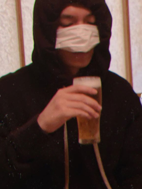 Actor Lee Min-ho has unveiled a unique style of enjoying Beer.Lee Min-ho, 21, reported on his current situation through his Instagram.The photo released shows Lee Min-ho wearing a black hooded T-shirt and Mask; Lee Min-hos beauty, close to the camera, catches the eye.Lee Min-ho, who drinks Beer in particular, raises Mask slightly and reveals his mouth and laughs.Meanwhile, Lee Min-ho appeared in the drama The King: The Monarch of Eternity, which ended in June.