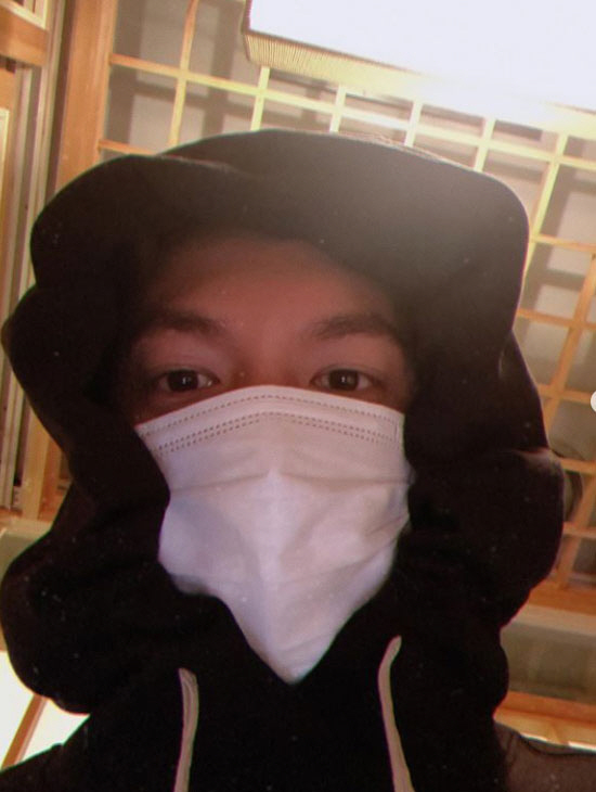 Actor Lee Min-ho has unveiled a unique style of enjoying Beer.Lee Min-ho, 21, reported on his current situation through his Instagram.The photo released shows Lee Min-ho wearing a black hooded T-shirt and Mask; Lee Min-hos beauty, close to the camera, catches the eye.Lee Min-ho, who drinks Beer in particular, raises Mask slightly and reveals his mouth and laughs.Meanwhile, Lee Min-ho appeared in the drama The King: The Monarch of Eternity, which ended in June.