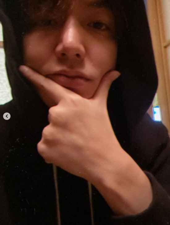 Actor Lee Min-ho has unveiled a unique style of enjoying Beer.Lee Min-ho, 21, reported on his current situation through his Instagram.The photo released shows Lee Min-ho wearing a black hooded T-shirt and Mask; Lee Min-hos beauty, close to the camera, catches the eye.Lee Min-ho, who drinks Beer in particular, raises Mask slightly and reveals his mouth and laughs.Meanwhile, Lee Min-ho appeared in the drama The King: The Monarch of Eternity, which ended in June.