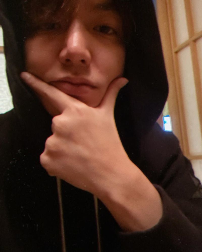 Actor Lee Min-ho has revealed his laughing routine in the Covid19 incident.Lee Min-ho posted several photos on his instagram on September 22 without any notice.Lee Min-ho in the photo boasts a distinctive eye with a black hoodie and a mask.In the following figure, I was drinking Beer with the mask mouth slightly folded up and laughed.Nowadays, when mask wearing is required due to the Covid19 incident, it showed how to drink Beer accordingly.The netizens who saw this responded such as Sense and Bread is blown.seo ji-hyun