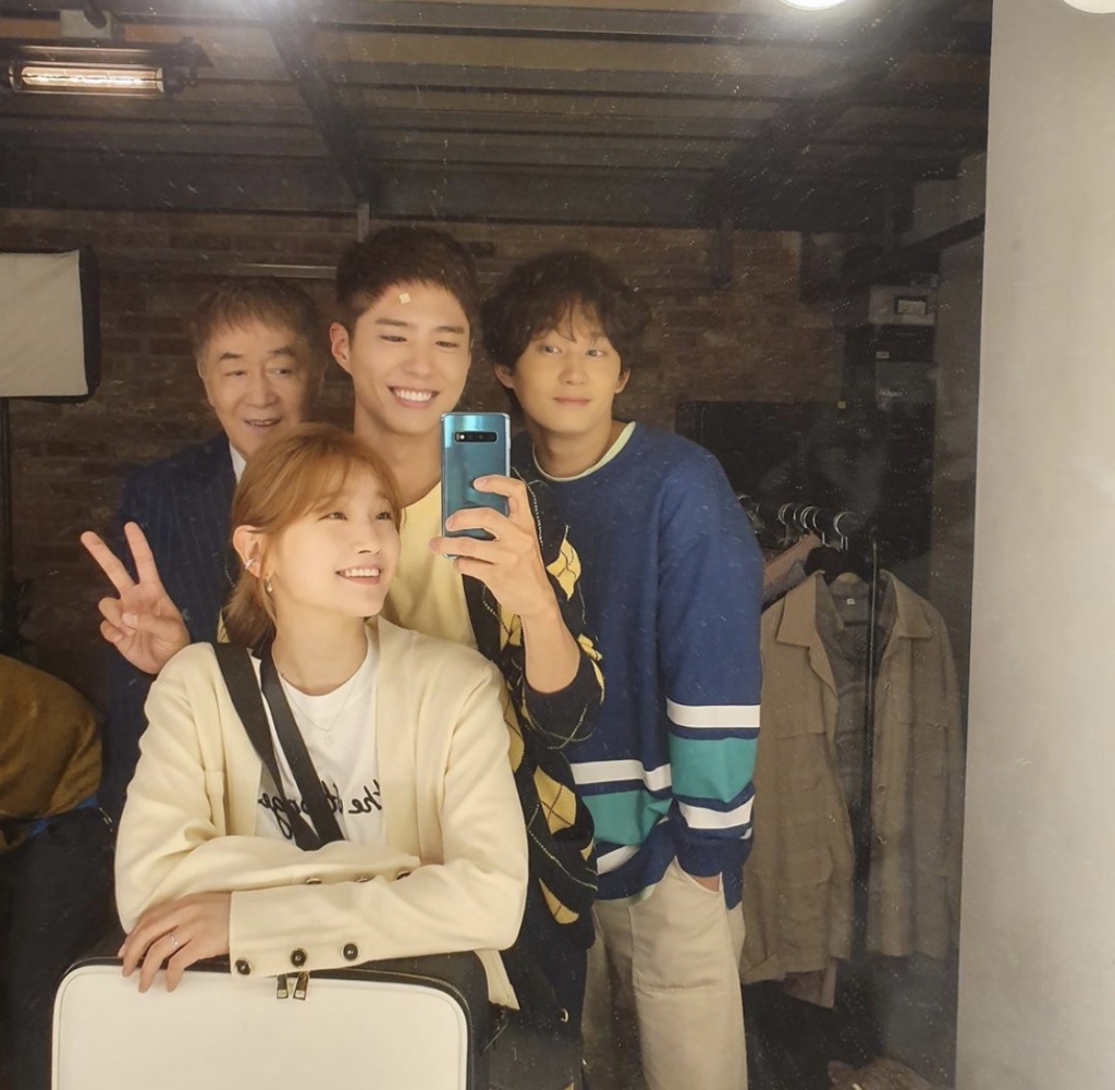 Actor Park So-dam gave a warm atmosphere at the TVN monthly drama Record of Youth shooting scene.Park So-dam posted a photo on his 22nd day with an article entitled Hye Jun and Mingi Grandpa and Jinwoos Studio to play (where is Won Hae Hyo, where are you)?Park So-dam and Park Bo-gum, Han Jin-hee and Kwon Soo-hyun in the photo are taking pictures with a smile; the warm Smile of four stands out.Actor Lee Jae-won of Sagyeong Jun Station commented, I want to see a house for a while. Park So-dam said, I did not find it, I did.Meanwhile, Park So-dam and Park Bo-gum, Han Jin-hee and Kwon Soo-hyun are appearing together on Record of Youth.