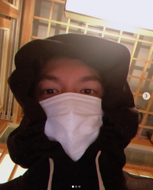 Actor Lee Min-ho has revealed his life full of remorse.Lee Min-ho posted several photos on his instagram on the 21st without any writing.Lee Min-ho in the public photo is drinking Beer with Mask on his nose.Lee Min-ho thoroughly observes the Corona 19 (new coronavirus infection) prevention rules and reveals his life full of reticence and makes him laugh.Lee Min-ho also attracts attention with his eyes that shoots at his girlfriend and visuals like a piece.The netizens who encountered the photos responded that they were too cute, How to drink Beer in Corona?, What about the barn, and Mask is handsome.Meanwhile, Lee Min-ho starred as Igon in the SBS drama The King: The Monarch of Eternity, which ended in June.Photo Lee Min-ho SNS
