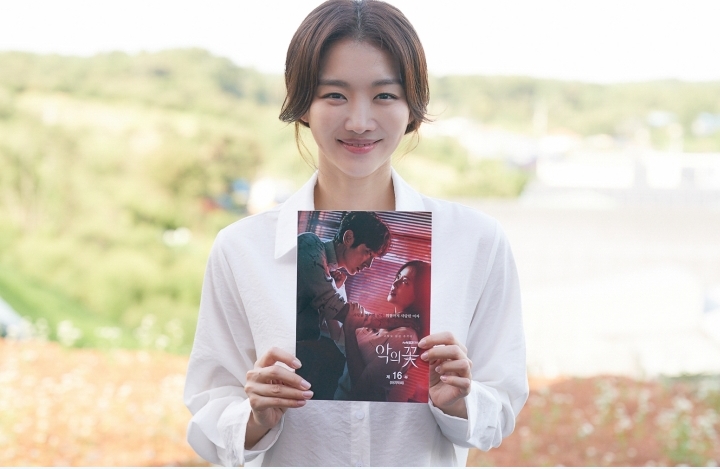 Lee Joon-gi, Moon Chae-won, Jang Hee-jin and Seo Hyeon-woo expressed their feelings ahead of the TVN tree drama Flower of Evil End.In the last episode of TVNs Drama Flower of Evil, Do Hae-soo (Jang Hee-jin), who was in danger of death, opened his eyes and decorated the ending with two shots toward Do Hyun-soo (Lee Joon-gi) and Baek Hee-sung (Kim Ji-hoon).Do Hae-soo and Seo Hyeon-woo, including Do Hyun-soos melodrama of Cha JiWon, are also raising explosive questions at the last meeting about what direction they will flow.As the attention of viewers is focused on this, the protagonists of the Flower of Evil, which is playing a hot role in the drama, presented a special message to repay the love.Lee Joon-gi of Do Hyun-soo, who proved the class of Myeongbul-jeon first, said, All of the Flowers of Evil that have been running for the past seven months have been completed.In fact, when I first started, it felt difficult and I felt a lot of pressure to do well.I think I was able to finish well thanks to the bishop, the artist, the staff and my fellow actors who were together. More than anything, there were viewers who enjoyed and supported the Flower of Evil together, so I was able to finish it with more power.Although every work has been done, Flower of Evil seems to have a long toxicity.I would like to say that I love you and love you sincerely to all those who love Flower of Evil and Do Hyun-soo. Thank you to the viewers who loved Drama.There were moments when it was difficult and difficult as I wanted to express the character and emotion of Cha JiWon as true as possible.But thanks to the love that viewers sent me, I was able to overcome it well.It was a really happy time to meet all the staff including Kim Chul-gyu, Yoo Jung-hee, and fellow actors with good works.I would like to ask for your interest and expectation for the flower of evil until the end. He did not forget the sense of encouraging the shooter.On the other hand, the final page of the high-density emotional tracking drama of the two people facing the truth that they want to ignore, the man Baek Hee-sung (Do Hyun-soo), who even acted love, and his wife Cha JiWon, who started to doubt his reality, can be seen at the last episode of TVN tree drama Flower of Evil at 10:50 tonight.
