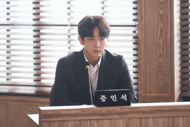 Lee Joon-gi, who is in court ahead of the last episode of Flower of Evil, is caught and catches the eye.Before the end of the 23rd, TVNs tree drama The Flower of Evil revealed Do Hyun-soos appearance as the Innocent Witness of the trial.to signal a new incident.In the photo, Do Hyun-soo, who is sitting in the Innocent Witness seat and has a nervous appearance, was shown.He was a suspect in the past Ka Kyung-ris murder case and was also an accomplice of Serial murder case during the performance.Above all, it is a little different from the landscape of the general court.This is because a jury seat filled with the opposite side of Do Hyun-soo is caught, and the general public is participating in the trial as a jury and showing that it is a national participation trial that can make a judgment of guilt and innocence.Also, Cha JiWon and Seo Hyeon-woo, who sit in the audience, are also hardened behind the grumbling people, making them feel uncomfortable about what else happened.Especially, Cha JiWons eyes, which can not take his eyes off Do Hyun-soo, are worried.In the meantime, it is noteworthy what story Do Hyun-soo, who has been forced to live a life stained with wounds and lies under the stigma of being the son of a murderer, will spit out in the Innocent Witness seat where only the truth must be told.The pieces of the puzzle that have remained since the past will be all woven, said the production team of Flower of Evil. Please pay attention to the stories and feelings of Do Hyun-soo, Cha JiWon, Do Hae-soo (Jang Hee-jin), and Kim Moo-jin, who will be placed in the path of new choices in it.I hope you will join me until the last meeting, he said, calling for a shot at the room.Lee Joon-gi, sitting in the Innocent Witness seat Capture The Flower of Evil Lee Joon-gi, Unpredictable Development