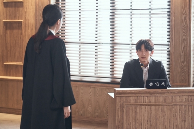 A new event will be held to decorate the last episode of the Flower of Evil.Do Hyun-soo (Lee Joon-gi) will appear as the Innocent Witness of a trial in the TVN drama The Flower of Evil (directed by Kim Cheol-gyu/playplayplayed by Yoo Jung-hee/production studio Dragon, Monster Union), which will air on September 23 at Last Episode, foreshadowing a new incident.In the photo, Do Hyun-soo, who is sitting in the Innocent Witness seat and has a nervous appearance, was shown.He was a suspect in the past murder case of Lee Kyung-ri and was also an accomplice in the serial murder case of the performance, which stimulates curiosity about why he would have come to the scene.Above all, it is a little different from the landscape of the general court.This is because a jury seat filled with the opposite side of Do Hyun-soo is captured, showing that the public can participate in the trial as a jury and make a judgment of guilt and innocence.Also, the car support (Moon Chae-won) and the Seo Hyeon-woo) sitting in the audience are also closely set behind the grumbling people, making them feel uncomfortable about what else happened.Especially, the car support that can not take his eyes off Do Hyun-soo is worried.In the meantime, it is noteworthy what story Do Hyun-soo, who has been forced to live a life stained with wounds and lies under the stigma of being the son of a murderer, will spit out in the Innocent Witness seat where only the truth must be told.
